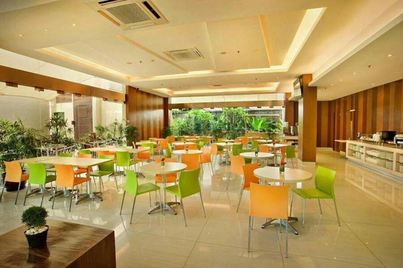 V Hotel Tebet Jakarta Luaran gambar
