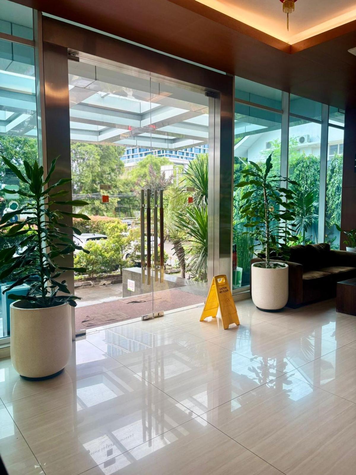 V Hotel Tebet Jakarta Luaran gambar